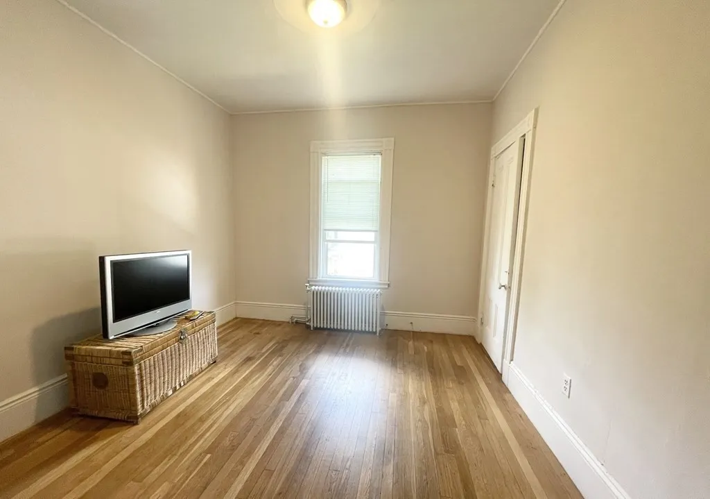4 bed, 1 bath apartment for rent at 158 Boston St Unit 3, Boston — photo 5 of 9