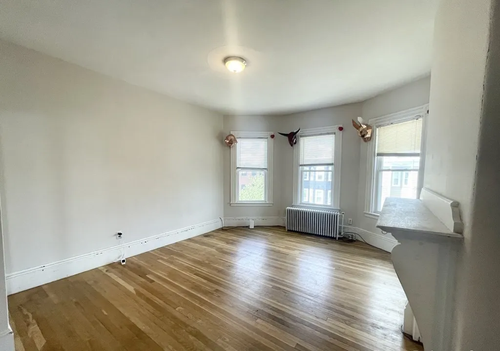 4 bed, 1 bath apartment for rent at 158 Boston St Unit 3, Boston — photo 4 of 9