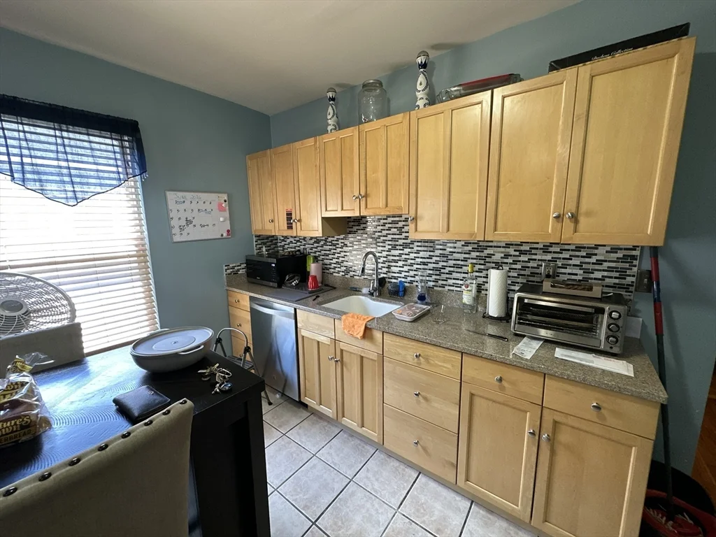 3 bed, 1 bath apartment for rent at 158 Neponset Ave Unit 1, Dorchester — photo 3 of 22