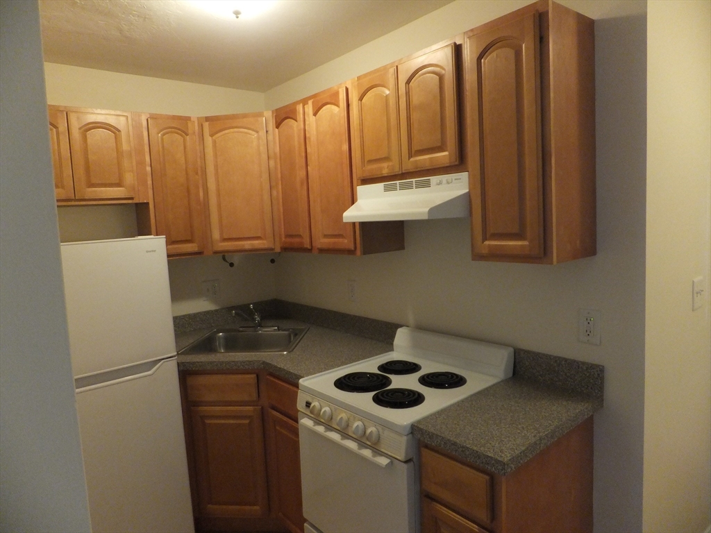 Studio bed, 1 bath apartment for rent at 1581 Commercial St Unit 2, Weymouth — photo 4 of 14