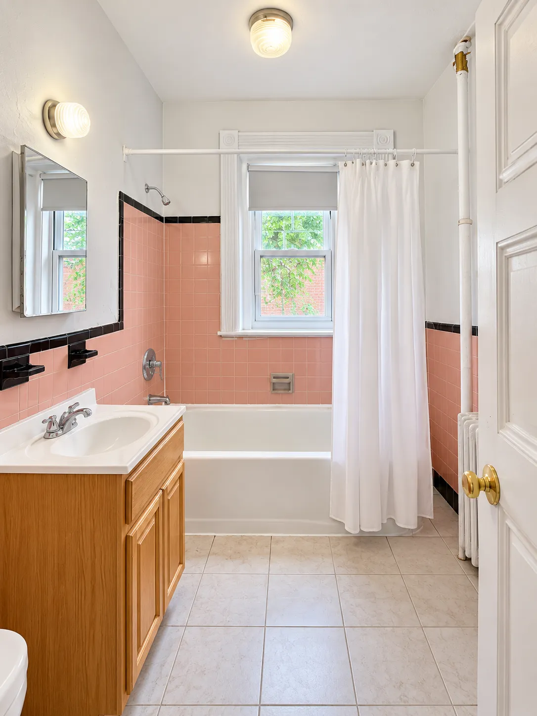 2 bed, 1 bath apartment for rent at 1589 Beacon St Unit 11, Brookline — photo 3 of 6