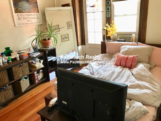 2 split bed, 1 bath apartment for rent at 1589 Beacon St Unit 3, Brookline — photo 4 of 7