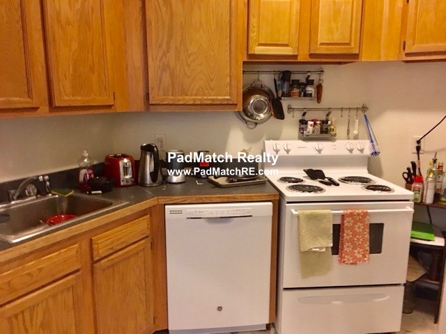 2 split bed, 1 bath apartment for rent at 1589 Beacon St Unit 3, Brookline — photo 2 of 7