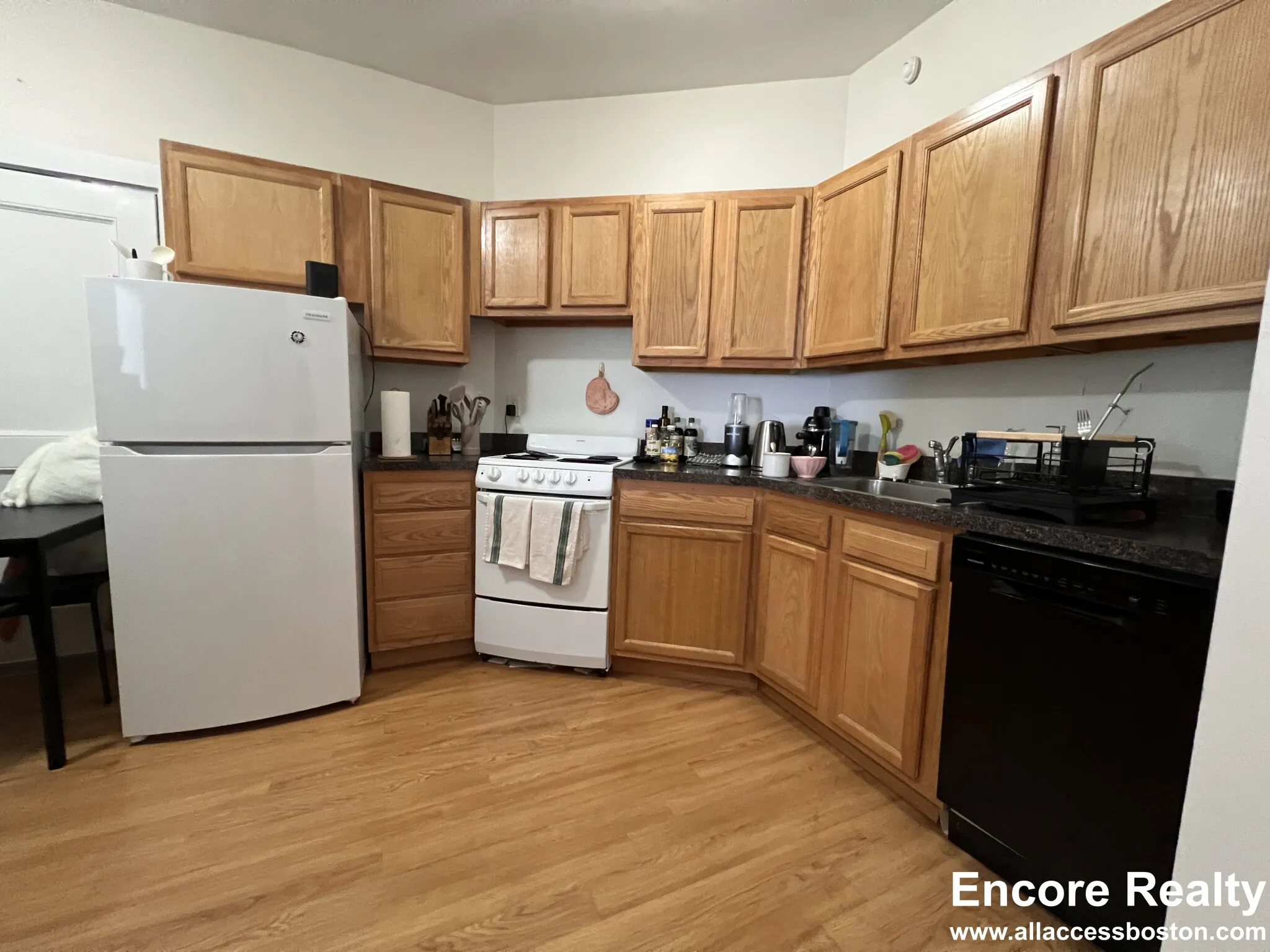 2 bed, 1 bath apartment for rent at 1589 Beacon St Unit 4, Brookline — photo 3 of 20