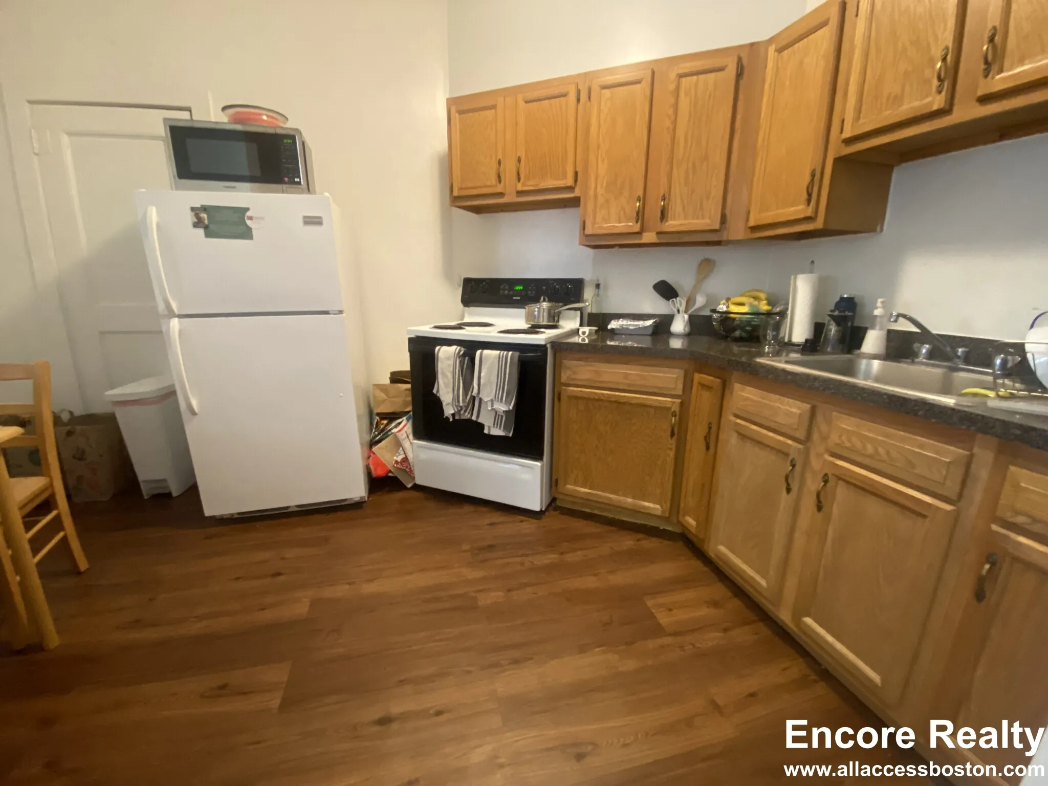 2 bed, 1 bath apartment for rent at 1589 Beacon St Unit 8, Brookline