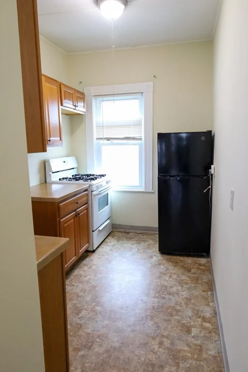 3 bed, 1 bath apartment for rent at 159 Covel Unit 2, Fall River — photo 3 of 9