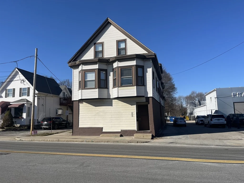 3 bed, 1 bath apartment for rent at 159 E Central Unit 2nd FL, Franklin — photo 2 of 28
