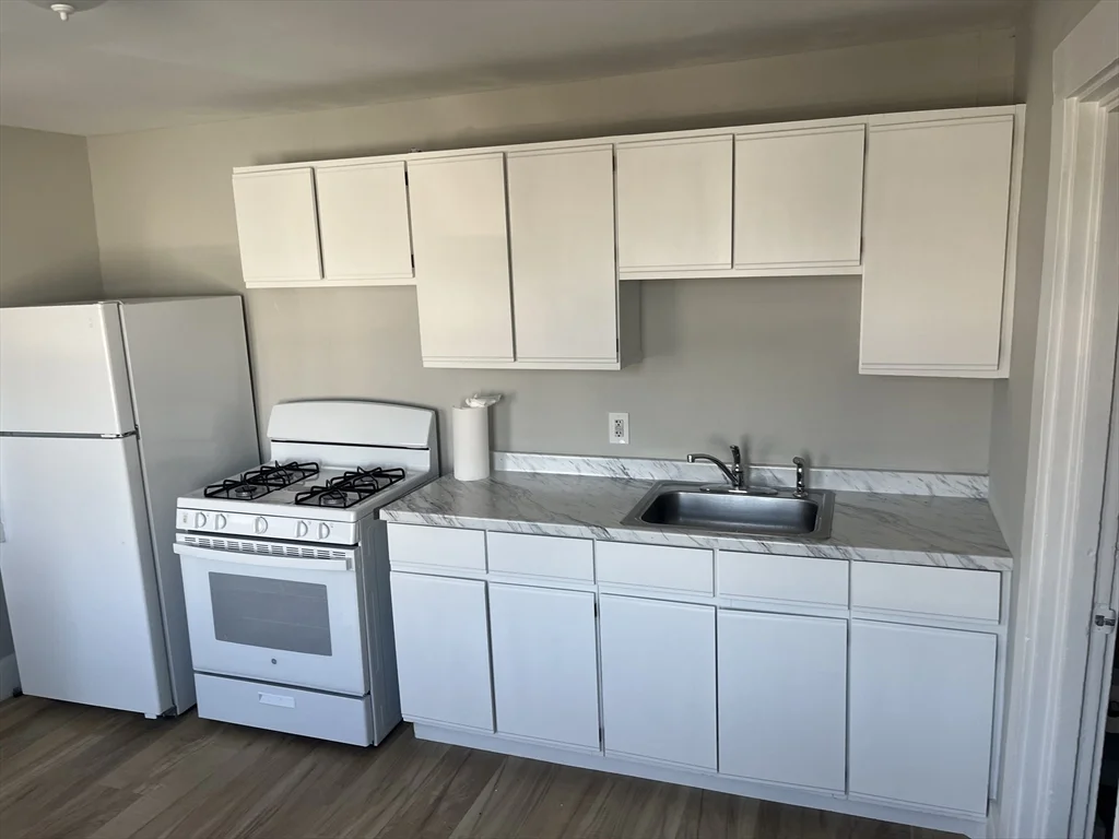 3 bed, 1 bath apartment for rent at 159 E Central Unit 2nd FL, Franklin — photo 8 of 28