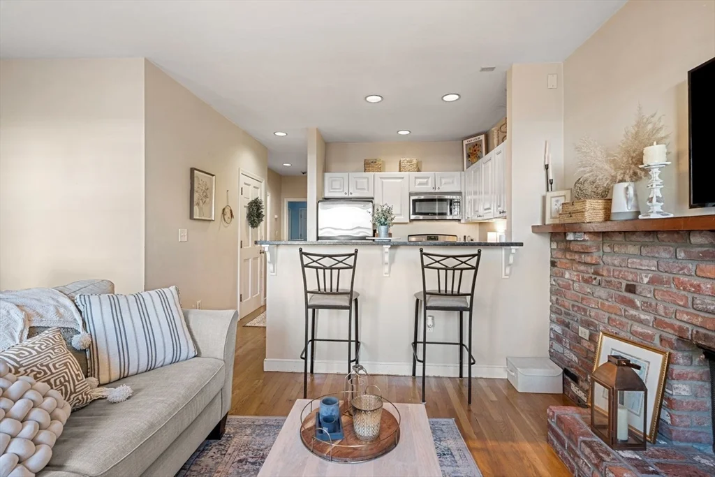 2 bed, 1 bath apartment for rent at 159 M Unit 2, South Boston — photo 6 of 25