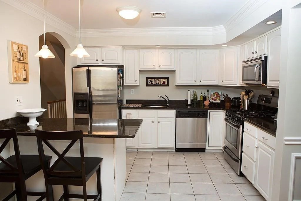 3 bed, 2 bath apartment for rent at 159 W 6th St, South Boston — photo 8 of 36