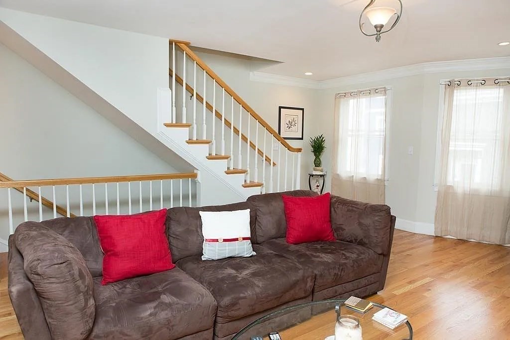 3 bed, 2.5 bath apartment for rent at 159 W 6th St Unit 1, South Boston — photo 4 of 36