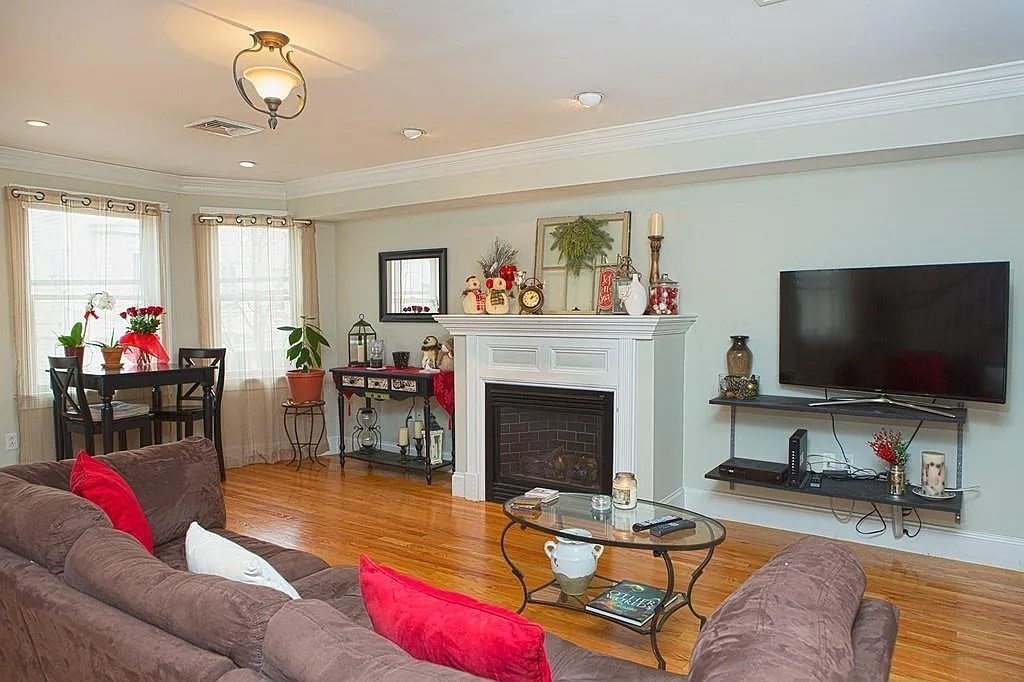 3 bed, 2.5 bath apartment for rent at 159 W 6th St Unit 1, South Boston — photo 2 of 36