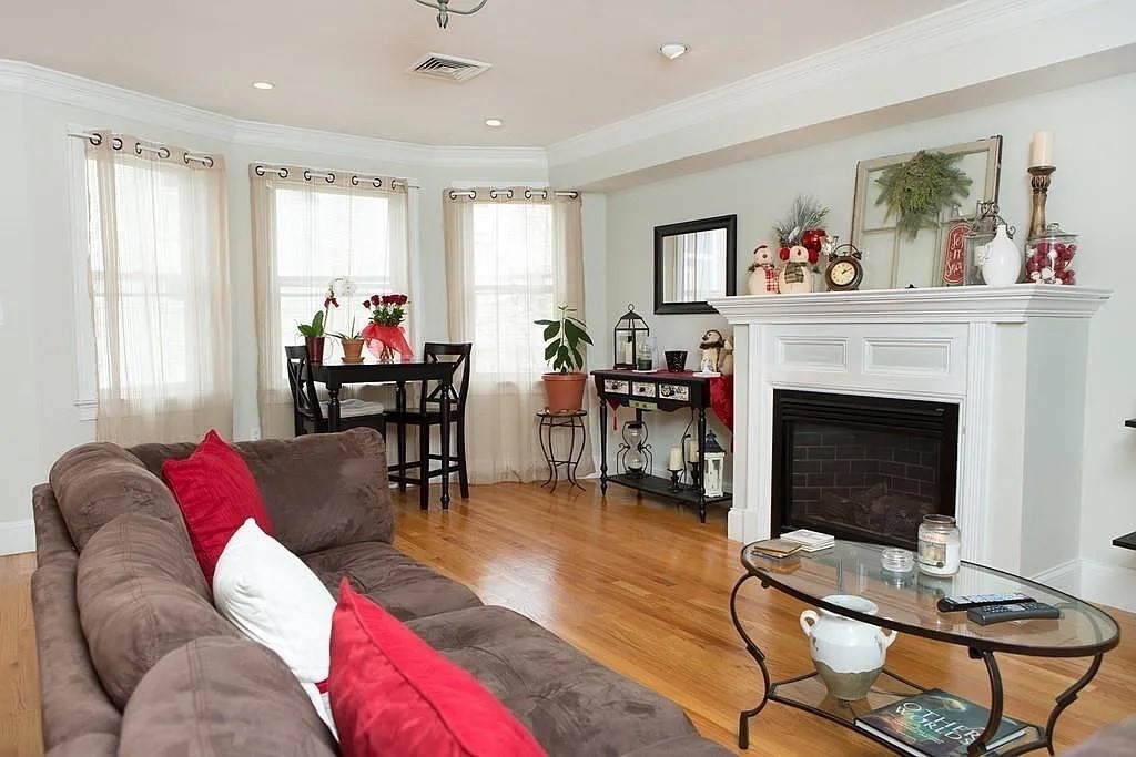 3 bed, 2.5 bath apartment for rent at 159 W 6th St Unit 1, South Boston — photo 3 of 36