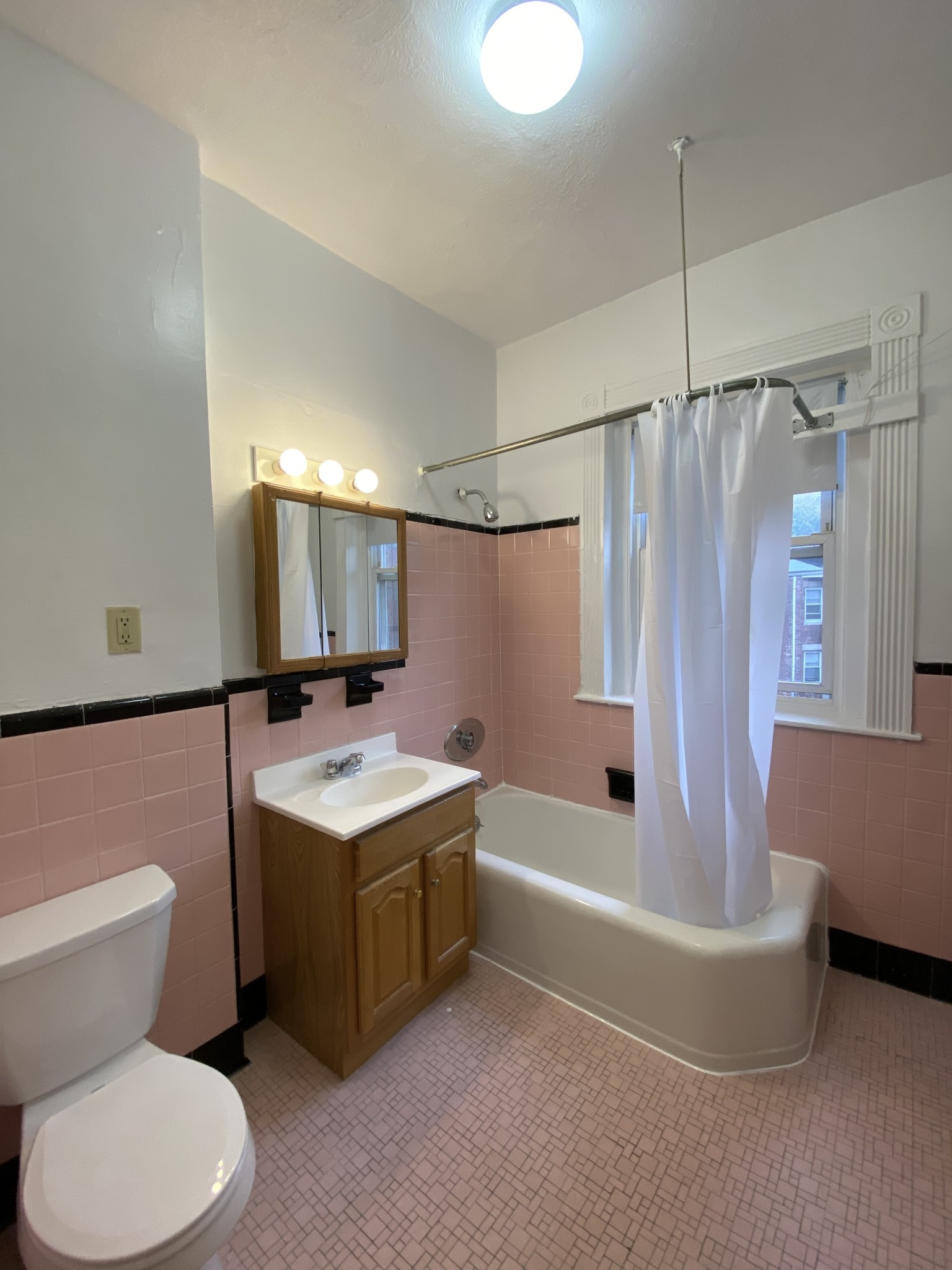 2 bed, 1 bath apartment for rent at 1595 Beacon St Unit 11, Brookline — photo 6 of 7