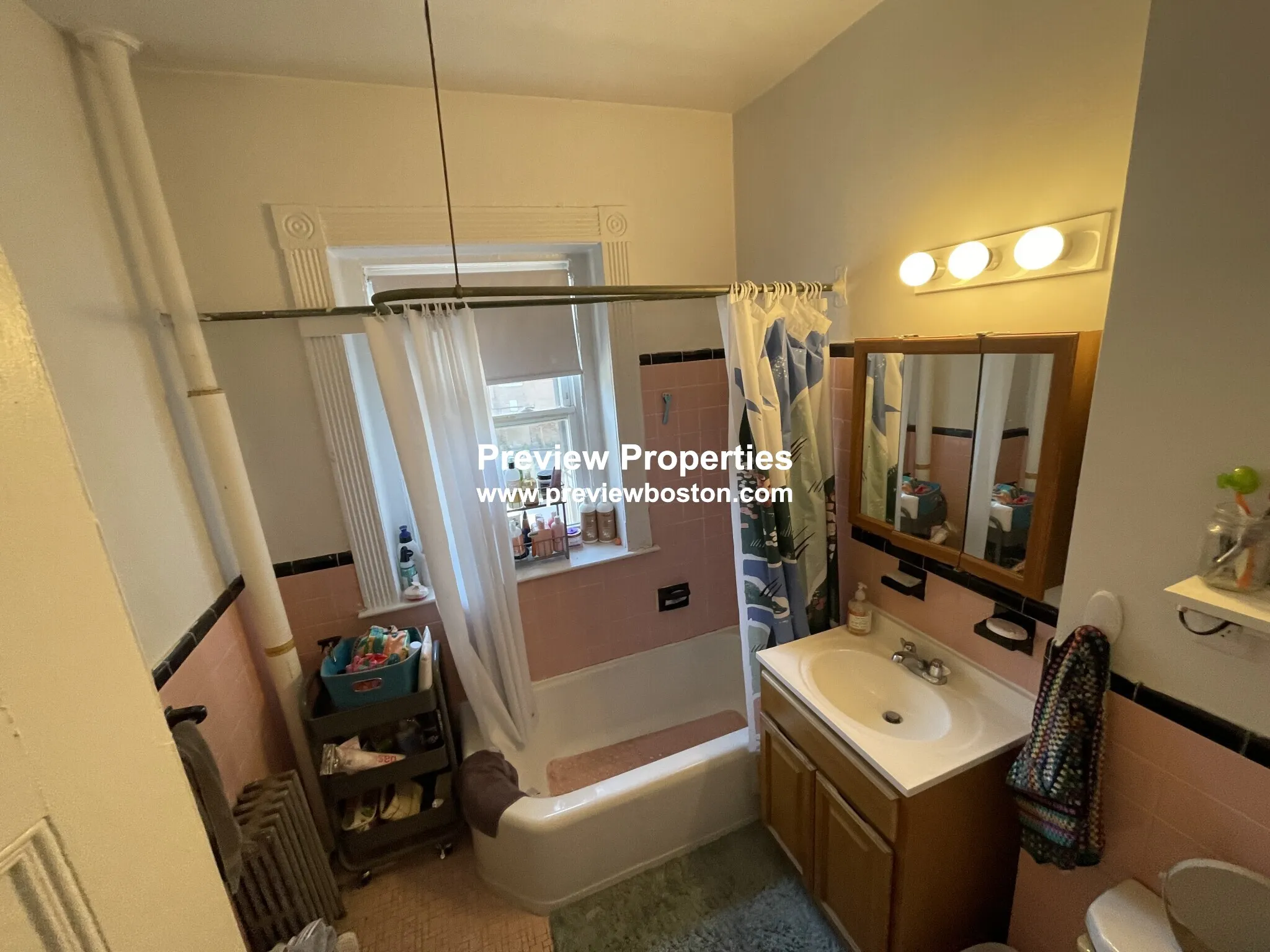 2 bed, 1 bath apartment for rent at 1595 Beacon St Unit 4, Brookline — photo 5 of 6