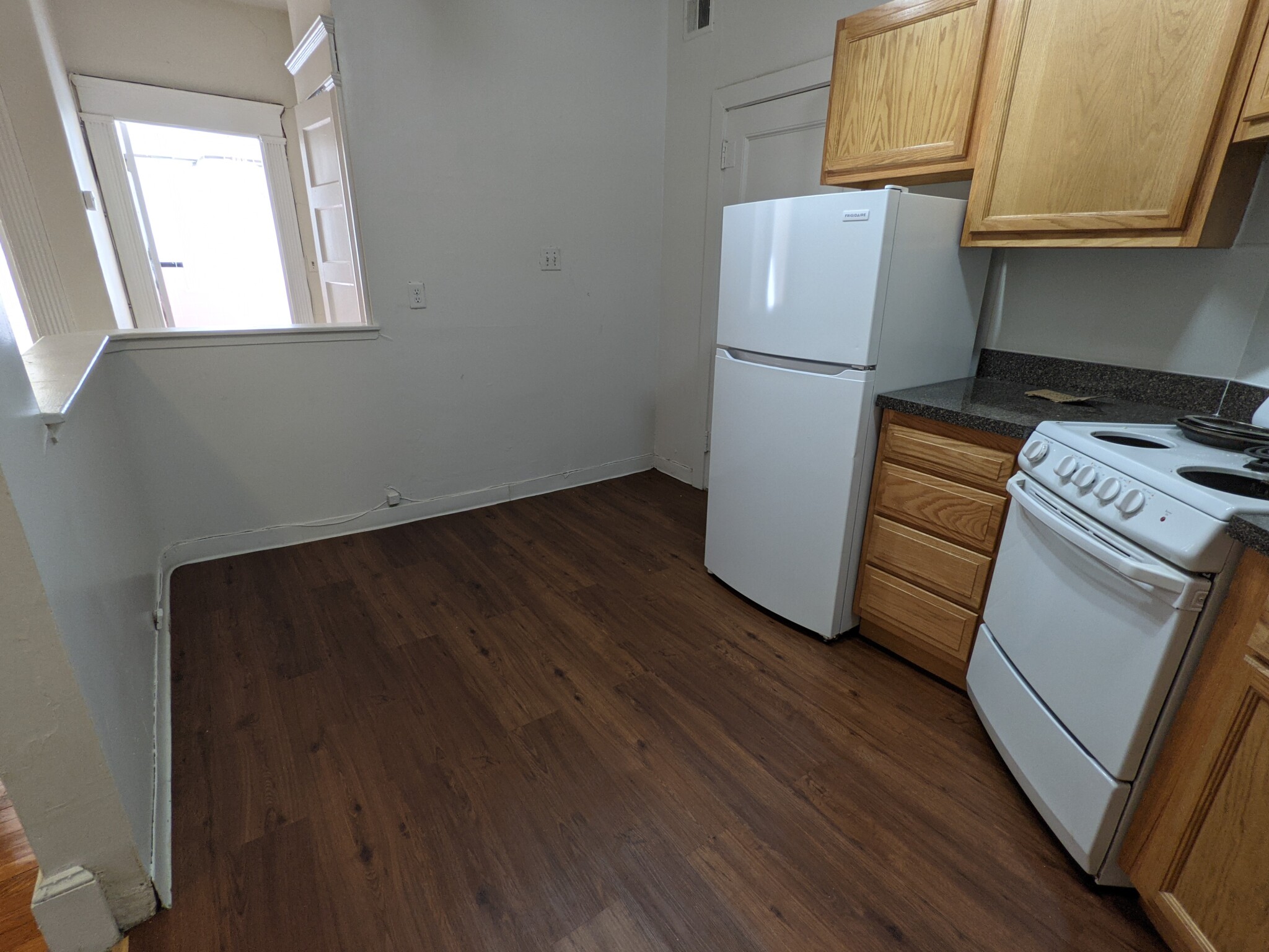 2 split bed, 1 bath apartment for rent at 1595 Beacon St Unit 4M, Brookline — photo 4 of 20
