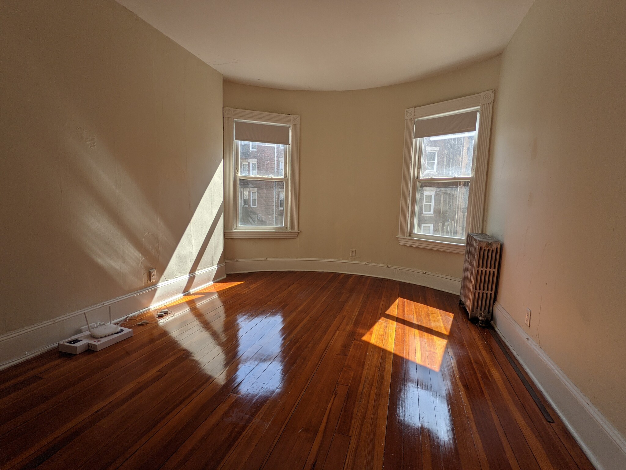 2 split bed, 1 bath apartment for rent at 1595 Beacon St Unit 4M, Brookline — photo 1 of 20