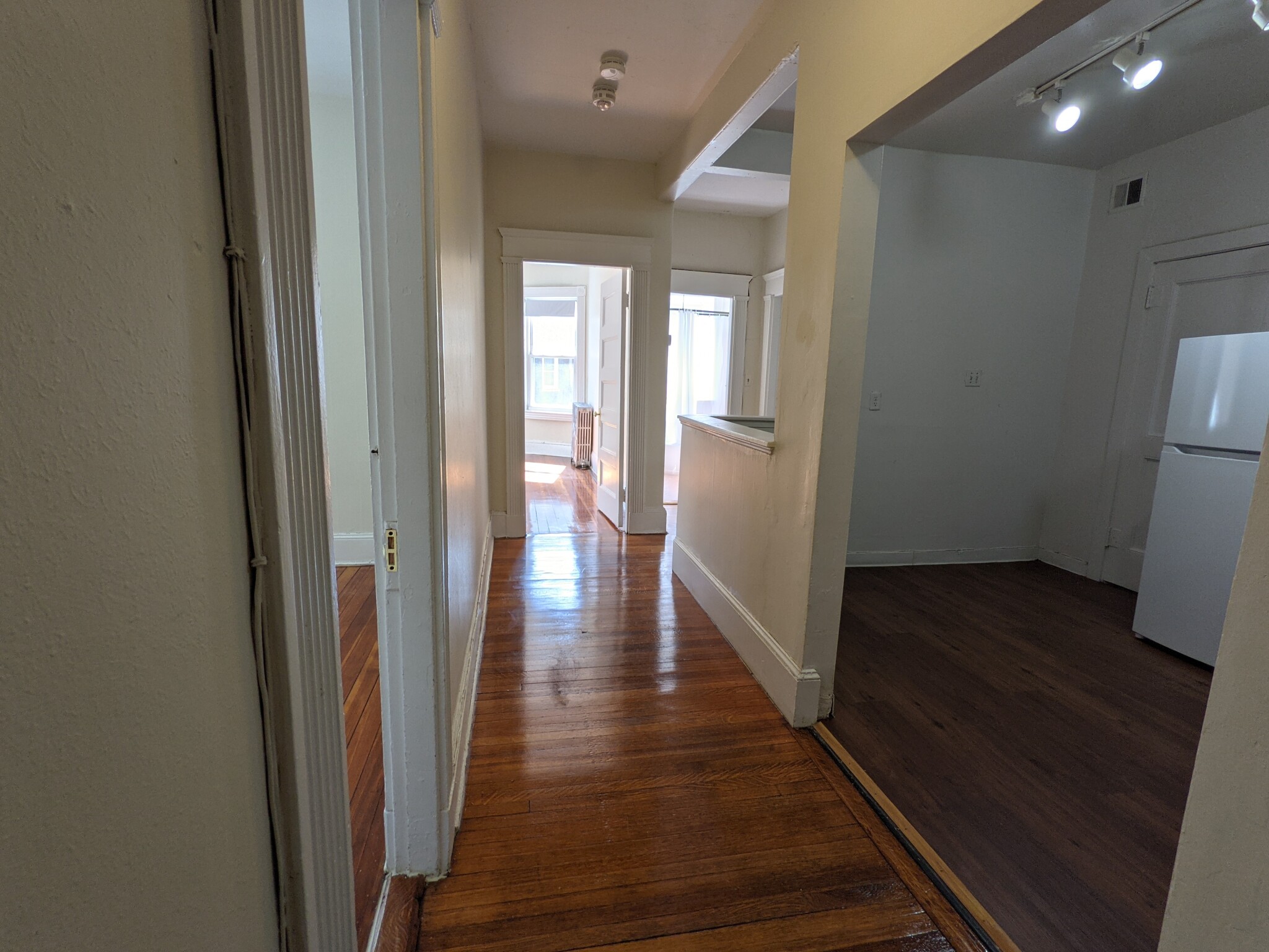 2 split bed, 1 bath apartment for rent at 1595 Beacon St Unit 4M, Brookline — photo 9 of 20
