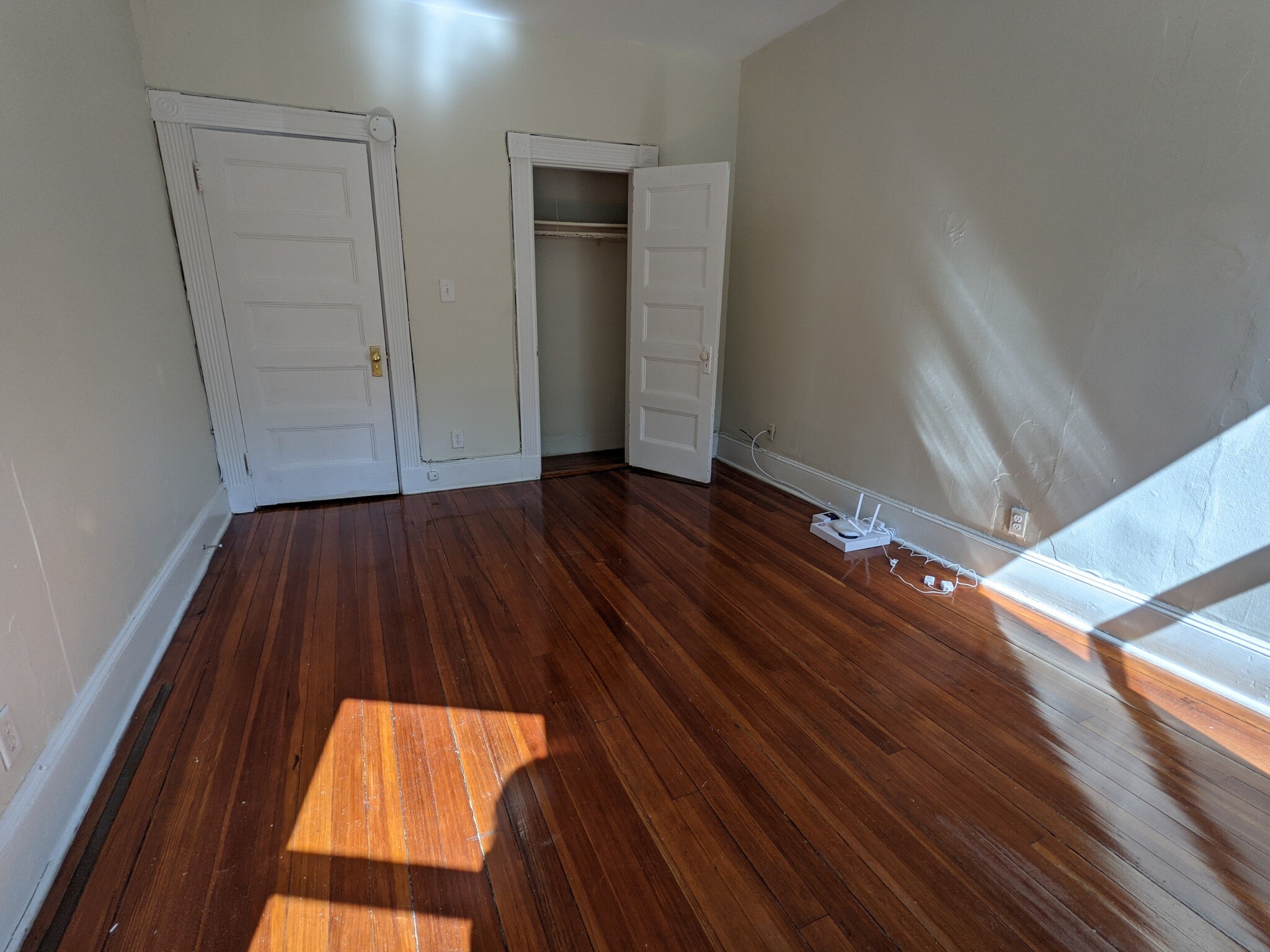 2 split bed, 1 bath apartment for rent at 1595 Beacon St Unit 4M, Brookline — photo 2 of 20