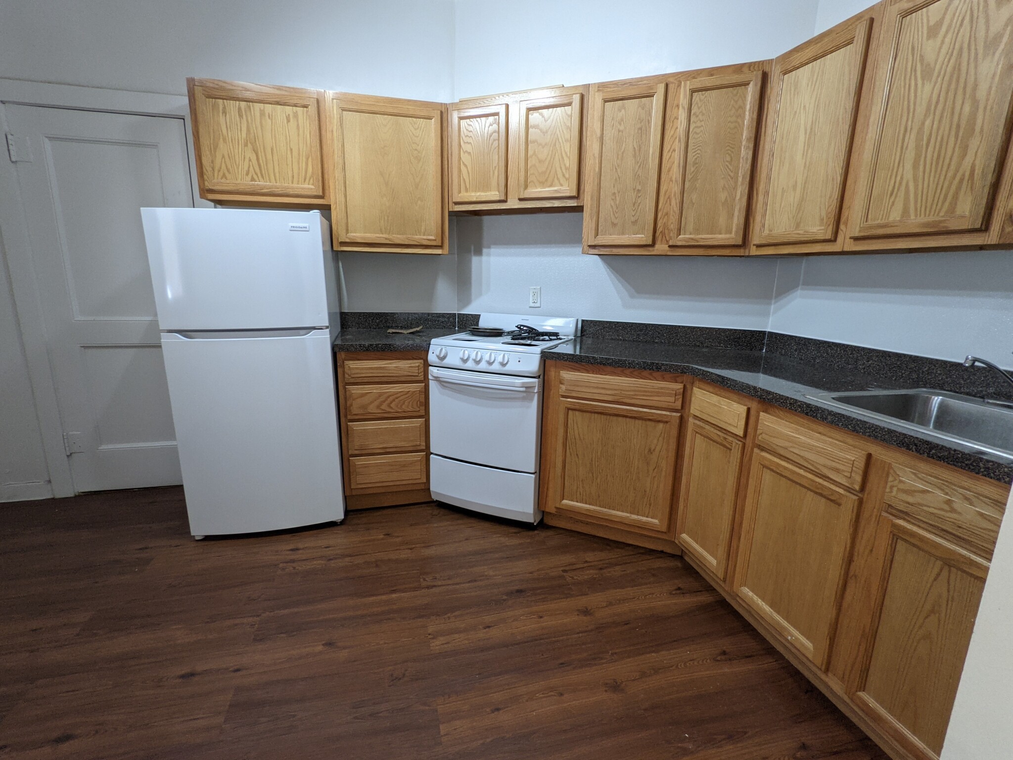 2 split bed, 1 bath apartment for rent at 1595 Beacon St Unit 4M, Brookline — photo 3 of 20