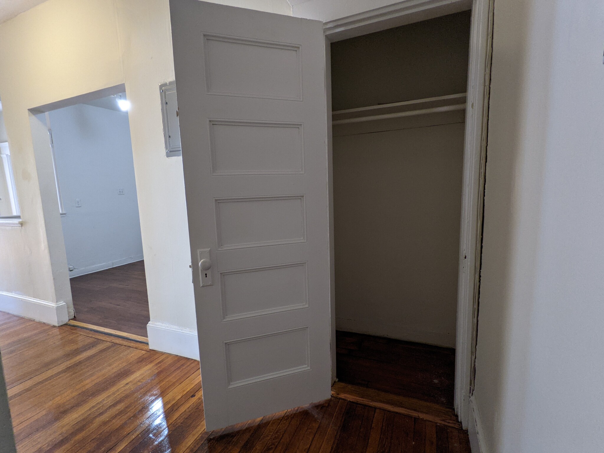 2 split bed, 1 bath apartment for rent at 1595 Beacon St Unit 4M, Brookline — photo 8 of 20