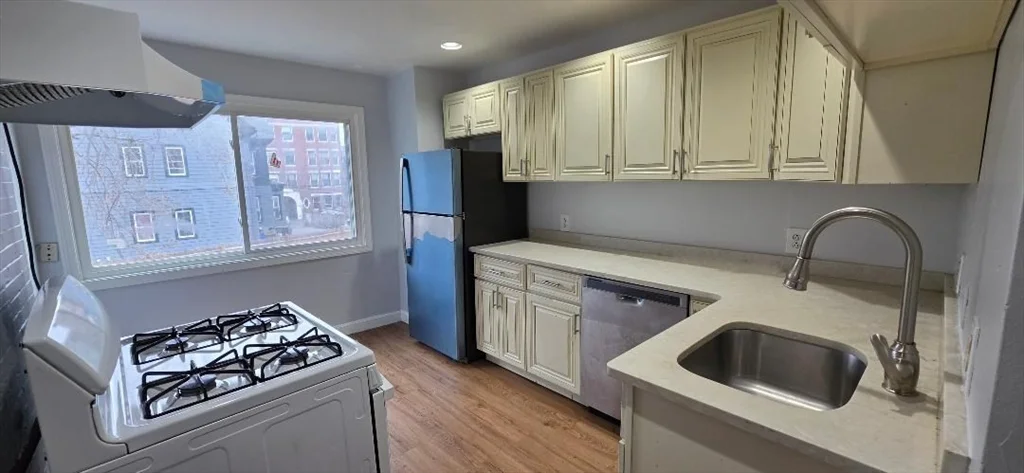 4 bed, 1 bath apartment for rent at 15A Linden St Unit 2, Allston — photo 9 of 12