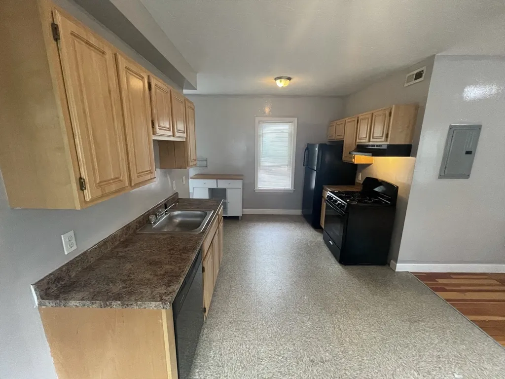 4 bed, 2 bath apartment for rent at 16-18 Brackett St Unit 2, Brighton — photo 3 of 24