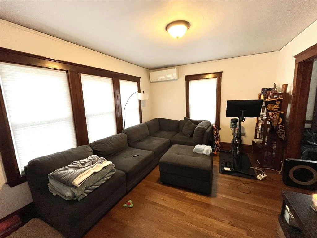 1 bed, 1 bath apartment for rent at 16-18 Oak Hill Rd Unit 1, Waltham — photo 1 of 11