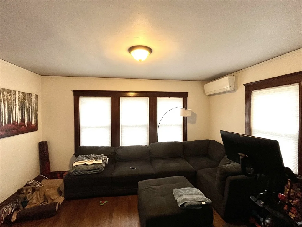 1 bed, 1 bath apartment for rent at 16-18 Oak Hill Rd Unit 1, Waltham — photo 2 of 11