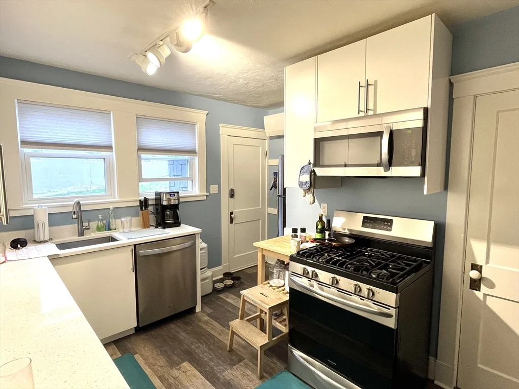 1 bed, 1 bath apartment for rent at 16-18 Oak Hill Rd Unit 1, Waltham — photo 6 of 11