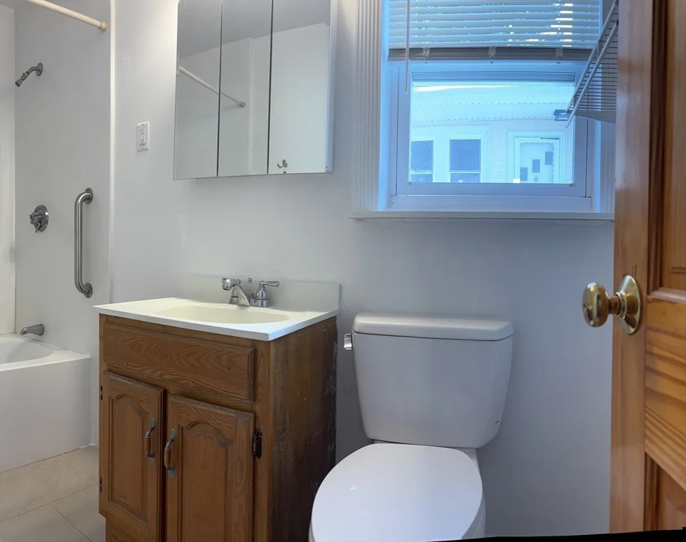 3 bed, 1 bath apartment for rent at 16-18 Waveway Ave Unit 1, Winthrop — photo 5 of 10