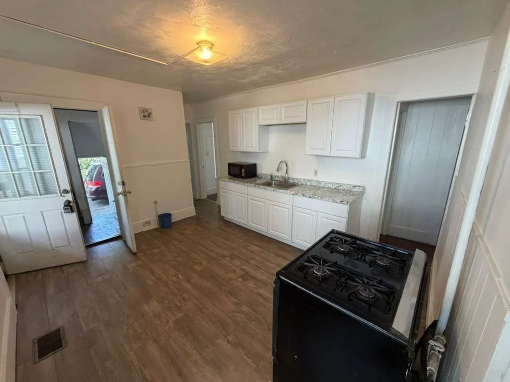 4 bed, 1 bath apartment for rent at 16 Alderman St Unit 1, Springfield — photo 2 of 7