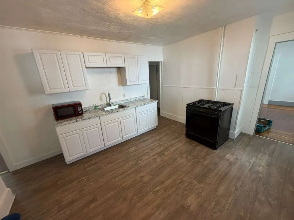 4 bed, 1 bath apartment for rent at 16 Alderman St Unit 1, Springfield — photo 1 of 7