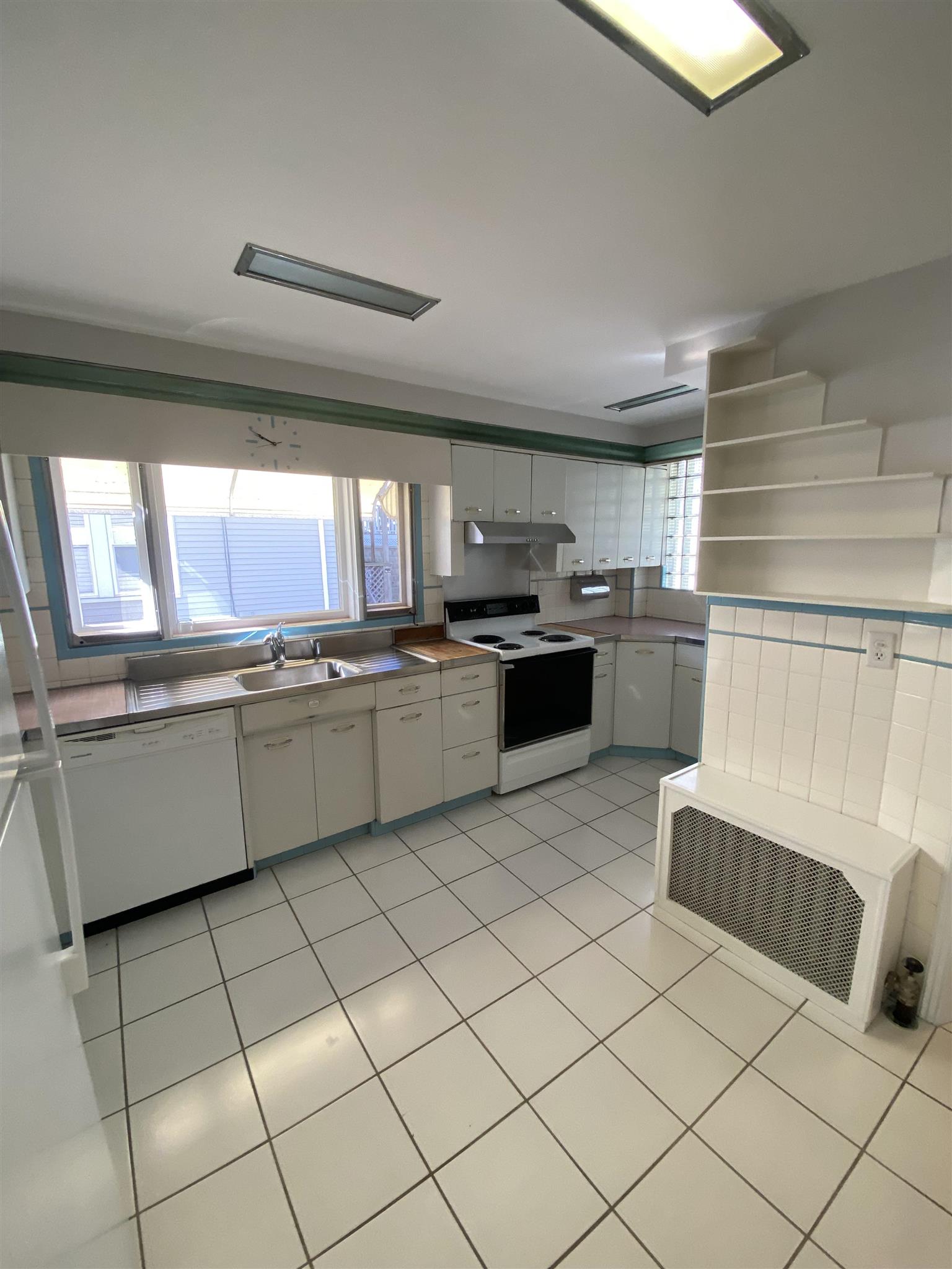 2.5 bed, 1 bath apartment for rent at 16 Alexander Ave Unit 1, South Medford — photo 5 of 17