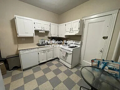 2 split bed, 1 bath apartment for rent at 16 Alton Pl Unit 1, Coolidge Corner — photo 4 of 9