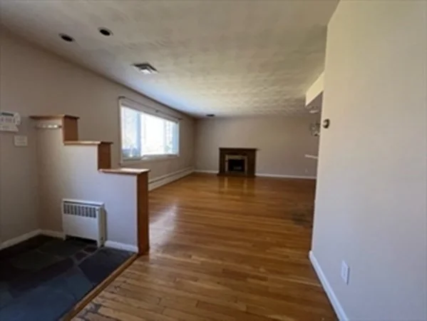 3 bed, 2 bath apartment for rent at 16 Amor Rd, Milton — photo 5 of 42