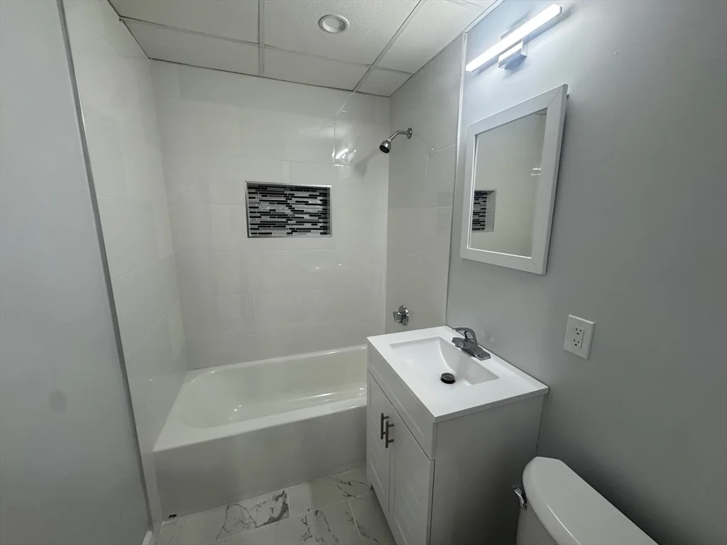 4 bed, 1 bath apartment for rent at 16 Ashton St Unit 1, Worcester — photo 4 of 16
