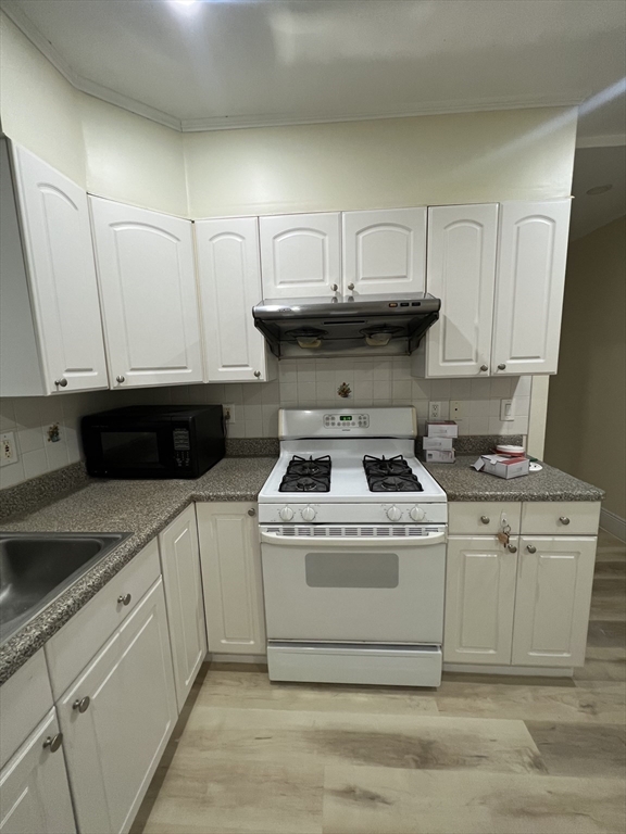 4 bed, 1 bath apartment for rent at 16 Billings Rd Unit 2, Quincy — photo 2 of 17