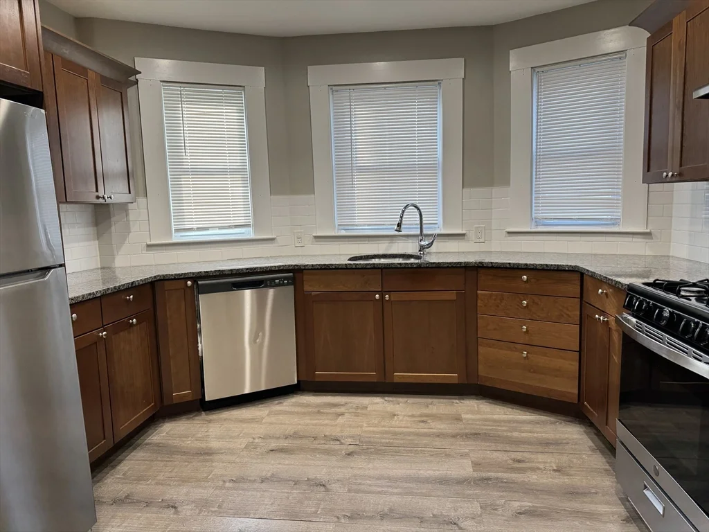 3 bed, 1 bath apartment for rent at 16 Bloomfield St Unit 1, Dorchester — photo 11 of 22