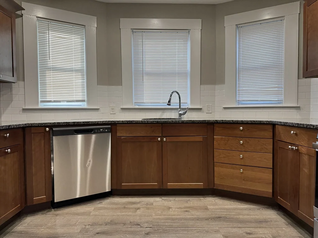 3 bed, 1 bath apartment for rent at 16 Bloomfield St Unit 1, Dorchester — photo 4 of 22