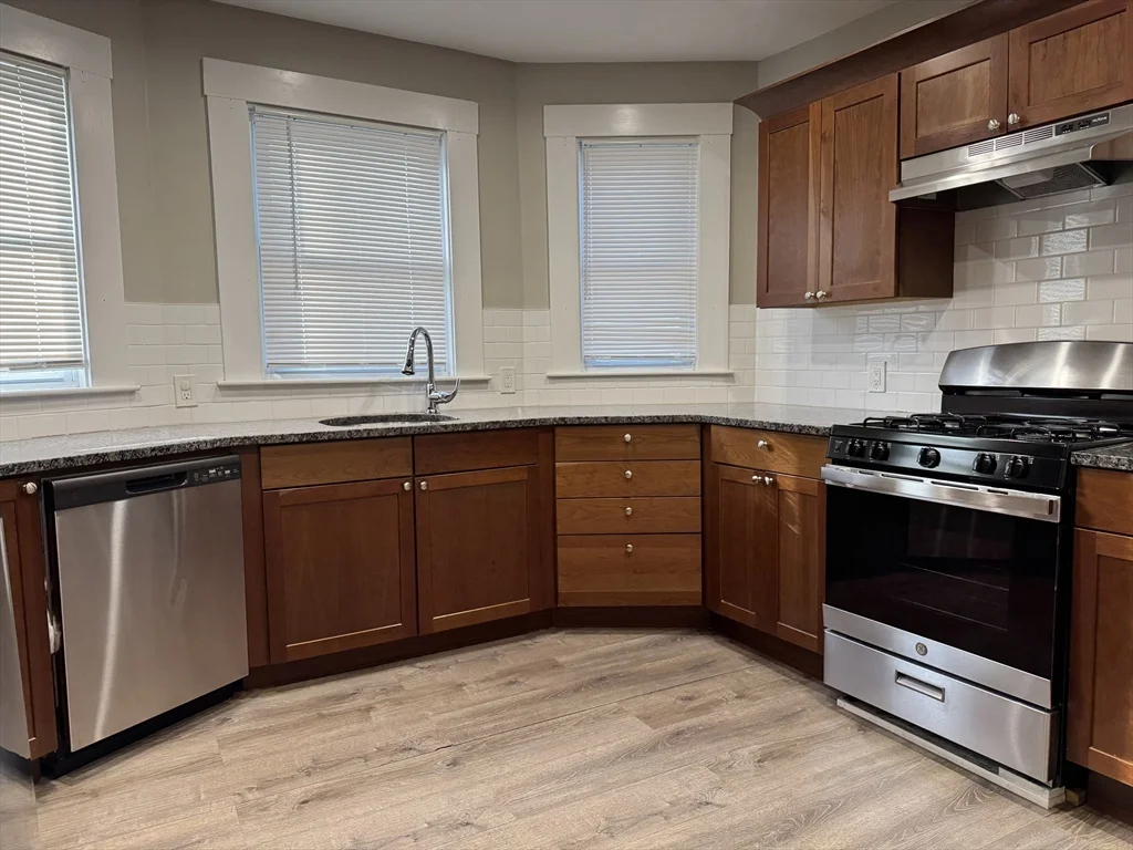 3 bed, 1 bath apartment for rent at 16 Bloomfield St Unit 1, Dorchester — photo 1 of 22