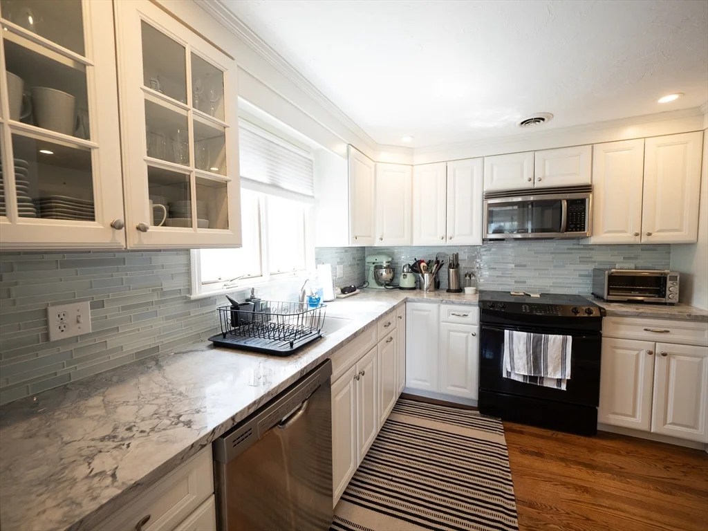 3 bed, 1 bath apartment for rent at 16 Capitol St, Watertown — photo 3 of 37