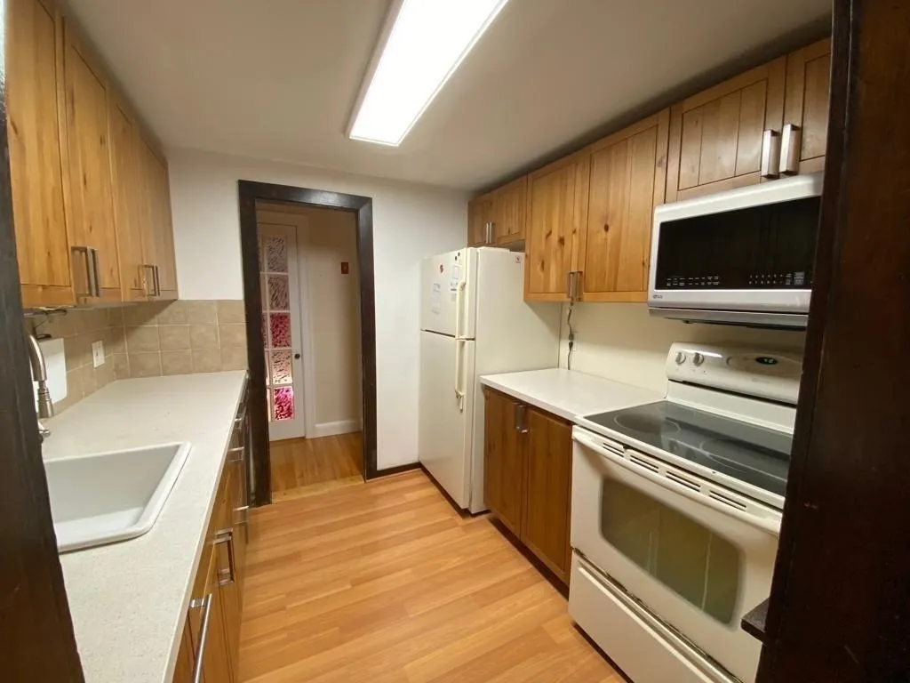 3 bed, 2 bath apartment for rent at 16 Carroll Ct, Islington — photo 5 of 10
