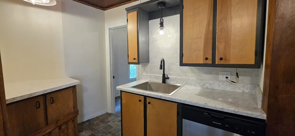 2 bed, 1 bath apartment for rent at 16 Central St Unit 2, West Brookfield — photo 4 of 21