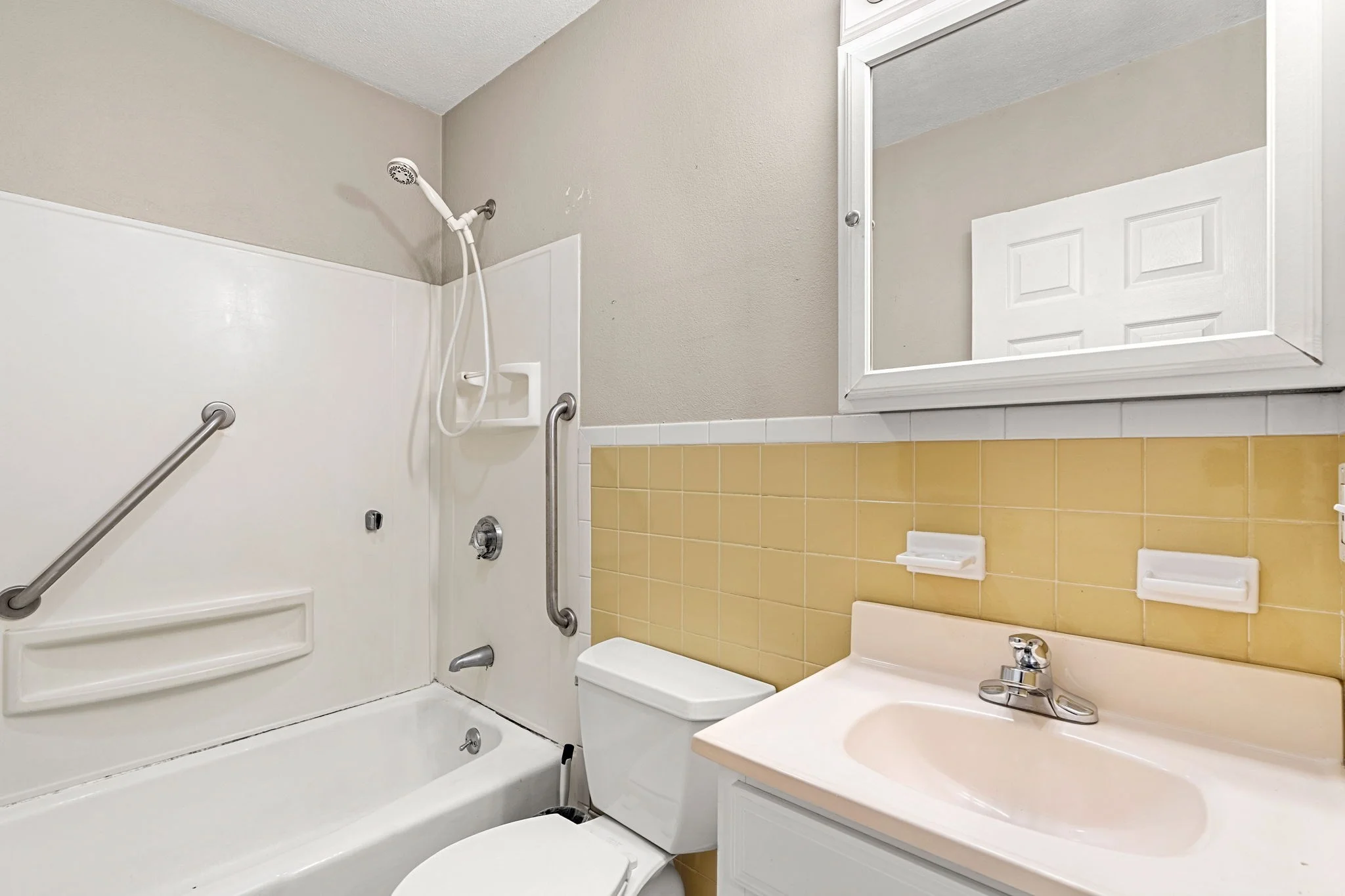 2 bed, 1 bath apartment for rent at 16 Cleveland Pl Unit 8, Gloucester — photo 4 of 11