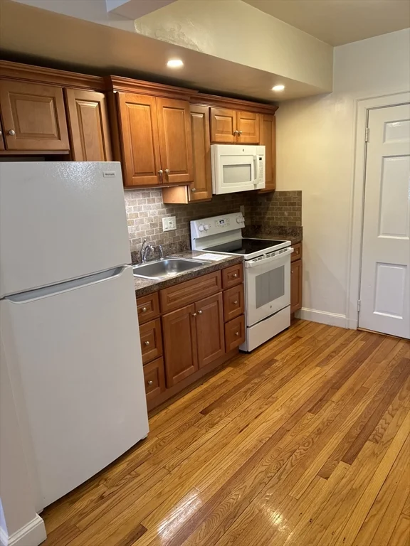 Studio bed, 1 bath apartment for rent at 16 Columbian St Unit 5, Weymouth — photo 4 of 8