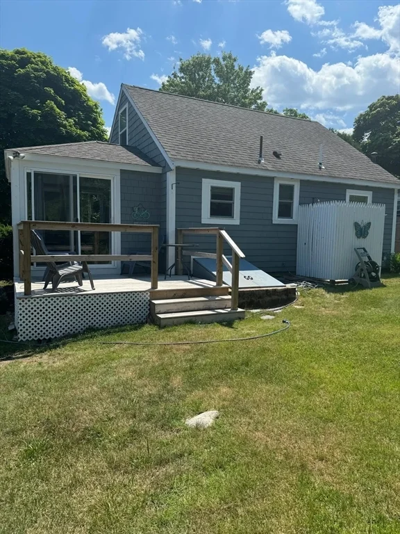 3 bed, 1 bath apartment for rent at 16 Cricket Ln, Rexhame — photo 1 of 15