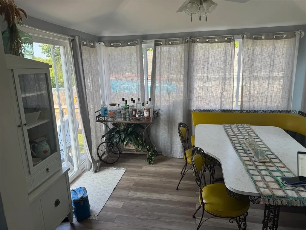 3 bed, 1 bath apartment for rent at 16 Cricket Ln, Rexhame — photo 8 of 15
