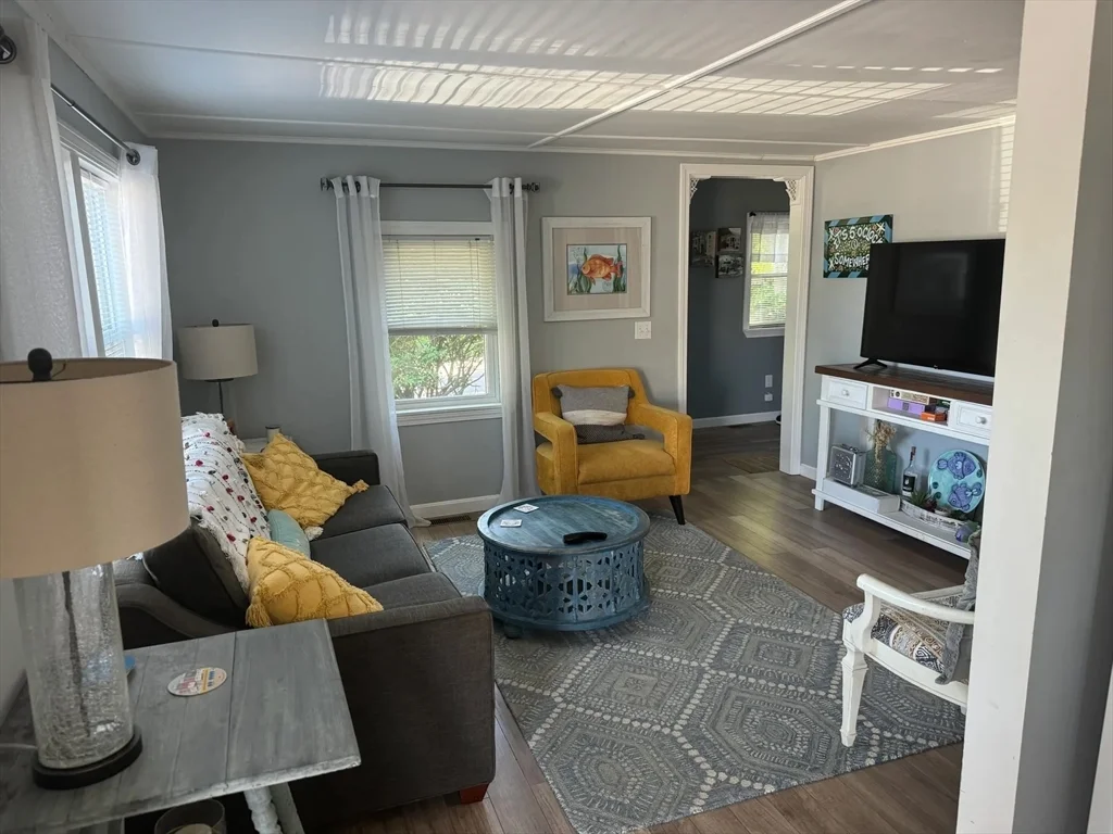 3 bed, 1 bath apartment for rent at 16 Cricket Ln, Rexhame — photo 2 of 15