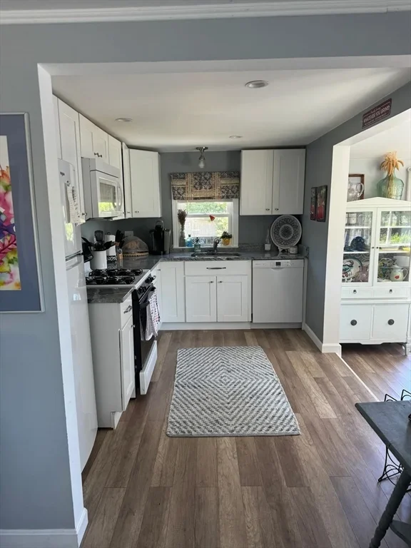 3 bed, 1 bath apartment for rent at 16 Cricket Ln, Rexhame — photo 3 of 15
